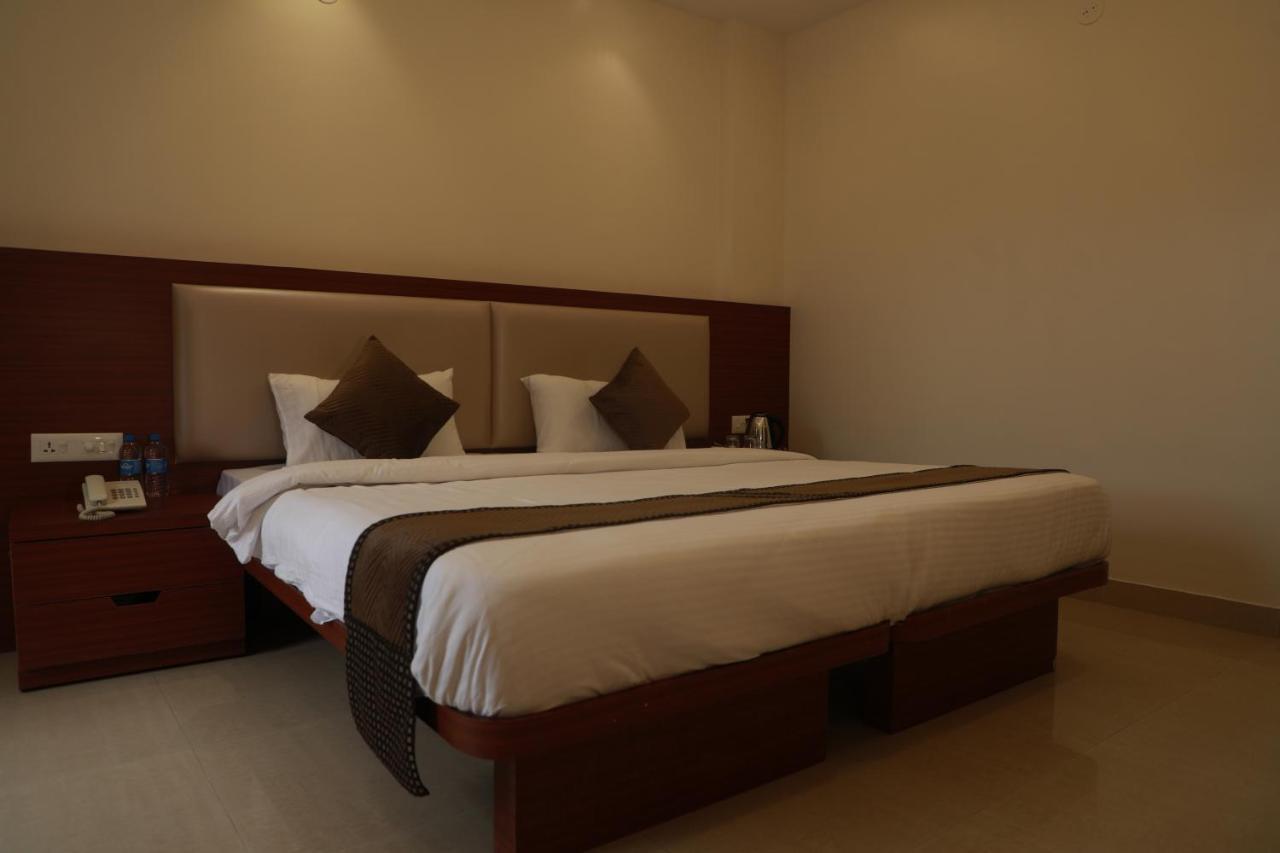 Serenity By Monarch, Baner Pune Méribel Village Exterior foto